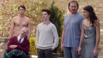 The grey coat Vince of Sabrina Pemberton (Sofia Black D'elia) in Very Bad Nanny/The Mick S02E06