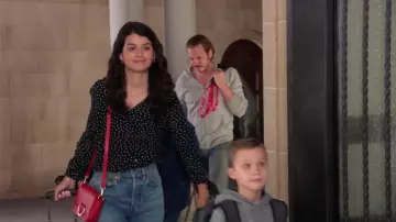 Le haut noir étoilé Madewell de Sabrina Pemberton (Sofia Black D'Elia) dans Very Bad Nanny/The Mick S02E06