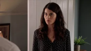 The black top Madewell Sabrina Pemberton (Sofia Black D'elia) in Very Bad Nanny/The Mick S02E06