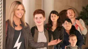 Le débardeur gris éclair Aviator Nation de Mackenzie Murphy (Kaitlin Olson) dans Very Bad Nanny/The Mick S02E06