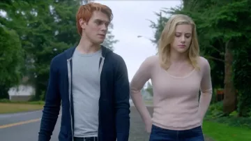 Betty Cooper 's (Lili Reinhart) Little Pink Rag & Bone Sweater en Riverdale S02E06
