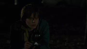 The camera vintage Pentax Jonathan Byers (Charlie Heaton) in Stranger Things S01E02