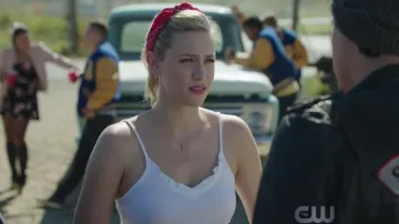 Le débardeur blanc Topshop de Betty Cooper (Lili Rein­hart) dans River­dale S02E06