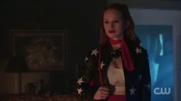 La veste en cuir bleue Sandro de Che­ryl Blossom (Madelaine Petsch) dans Riverdale S02E06