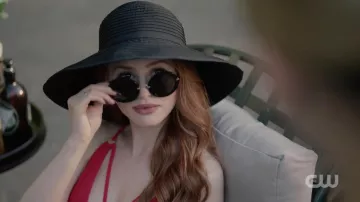 Les lunettes de soleil noires Miu Miu de Che­ryl Blossom (Madelaine Petsch) dans Riverdale S02E06