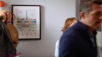 The poster of Paris seen in the family Martinet Parents, mode d'emploi