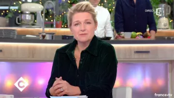 La robe chemise en velours de Anne-Elisabeth Lemoine dans C à vous du 16/11/2017