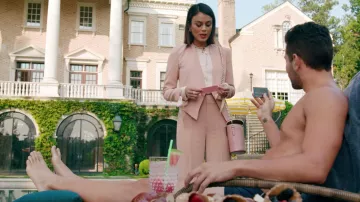 La blusa de trapo y hueso rosa pálido de Cristal Flores (Nathalie Kelley) en Dinastía S01E06