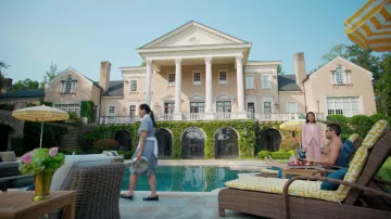 La veste ouverte rose Alice + Olivia de Cris­tal Flores (Natha­lie Kel­ley) dans Dynas­tie S01E06