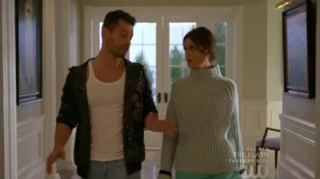 Le gilet imprimé Dolce & Gab­bana de Sam Flores (Rafael de la Fuente) dans Dynastie S01E06