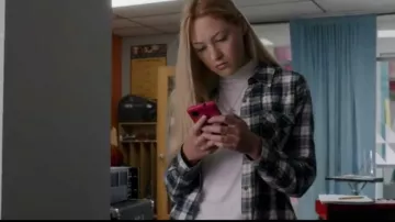 La chemise de Maya Matlin (Olivia Scriven) dans Degrassi : Next Class S03E04
