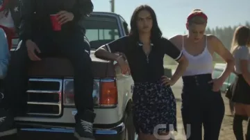 Le top bleu Wilfred Free de Vero­nica Lodge (Camila Mendes) dans River­dale S02E06