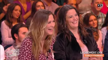 The dress bordeaux flowers of Stéphanie Loire in It is that the television in the 16/11/2017