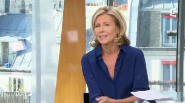 La camisa crepé de seda de Claire Chazal en Entrada gratuita del 08/11/2017