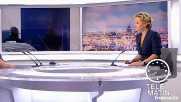 La robe à fines rayures et dentelle de Caroline Roux dans Télématin du 13/11/2017