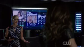 La robe bleue nouée Ted Baker Kairra de Felicity Smoak (Emily Bett Rickards) dans Arrow S06E06