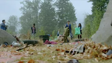 The black skirt Sandro Veronica Lodge (Camila Mendes) in Riverdale S02E06
