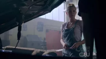 La salopette en jean Free People de Betty Co­oper (Lili Rein­hart) dans Ri­ver­dale S02E06