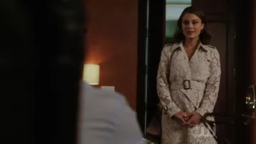 La gabardina de encaje rosa burberry de Cristal Flores (Nathalie Kelley) en Dinastía S01E01