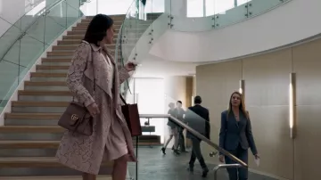 El bolso de piel rosa Gucci de Cristal Flores (Nathalie Kelley) en Dinastía S01E01