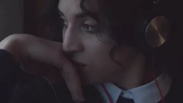 Los auriculares negros y dorados de Neïla Salah (Camélia Jordana) en Le Brio