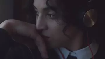 The headphones black and gold Neïla Salah (Camélia Jordana) in The Brio