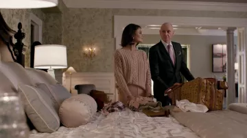 Le pull en tricot rose pale Ryan Roche de Cris­tal Flores (Na­tha­lie Kel­ley) dans Dy­nas­tie S01E04
