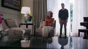 Le pull à col roulé orange de Cris­tal Flores (Na­tha­lie Kel­ley) dans Dy­nas­tie S01E04