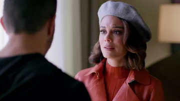 Le béret gris en laine Gucci de Cris­tal Flores (Na­tha­lie Kel­ley) dans Dy­nas­tie S01E04