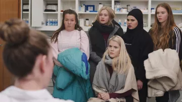 The white mantle of Eva Kviig Mohn (Lisa Teige) in Skam S01E03