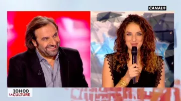 La robe en dentelle noire de Camille Lavabre dans La météo de L'info du vrai du 17/11/2017