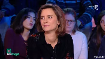 La camisa de terciopelo con flores de Camille Girerd en C politique del 19/11/2017