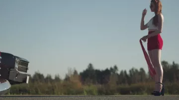 The heeled sandals offset Steve Madden of Cheryl Blossom (Madeleine Petsch) in Riverdale S02E06