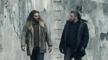 Longue Veste en Cuir avec col en fourrure porté par Arthur Curry / Aquaman (Jason Momoa) comme on le voit dans la Justice League