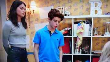 Le pull bleu de Sabrina Pemberton dans Very bad nanny The Mick S01E08