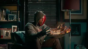 Victor Pierre / Cyborg (Ray Fisher) Gris Capuche comme on le voit dans la Justice League
