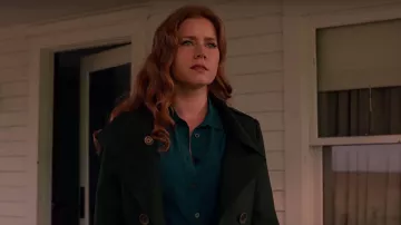 Gabardina verde de Burberry usada por Lois Lane (Amy Adams) en liga de la justicia