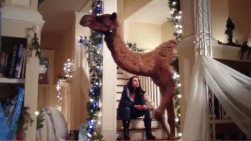 Amy (Mila Kunis) Bottes comme on le voit dans une Mauvaise Mamans Noël