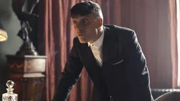 The round glasses vintage Thomas Shelby (Cillian Murphy) in Peaky Blinders S04E01