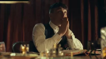 The round glasses years 20 Thomas Shelby (Cillian Murphy) in Peaky Blinders S04E01