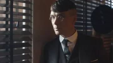 The round glasses art deco Thomas Shelby (Cillian Murphy) in Peaky Blinders S04E01