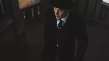 Eyeglasses round Thomas Shelby (Cillian Murphy) in Peaky Blinders S04E01