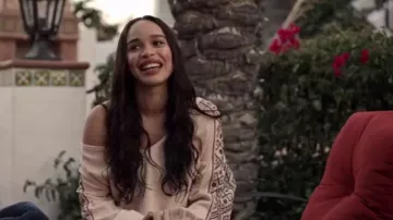 Le pull col V Free People de Erica Dun­dee (Cleopatra Coleman) dans Last Man On Earth S04E07