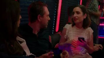 Le haut blanc Ulla Johnson de Jennifer Short (Zoe Lister-Jones) dans Life In Pieces S03E01