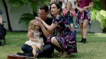 The purple dress with flowers Marc Jacobs Jennifer Short (Zoe Lister-Jones) in Life In Pieces S03E01