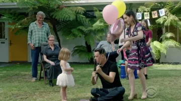 The long purple dress with flowers Marc Jacobs Jennifer Short (Zoe Lister-Jones) in Life In Pieces S03E01