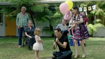 La longue robe violette à fleurs Marc Jacobs de Jennifer Short (Zoe Lister-Jones) dans Life In Pieces S03E01