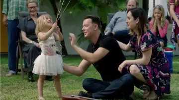 La longue robe violette imprimée Marc Jacobs de Jennifer Short (Zoe Lister-Jones) dans Life In Pieces S03E01