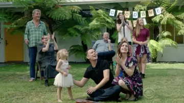 La blouse sans manche Kobi Halperin de Heather Hughes (Betsy Brandt) dans Life In Pieces S03E01