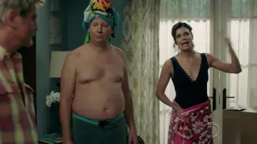 Le maillot de bain une pièce Karla Colletto de Heather Hughes (Betsy Brandt) dans Life In Pieces S03E01